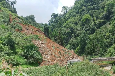 Hơn 3.000 mét khối đất đá tràn xuống đường gây ách tắc tỉnh lộ 159.