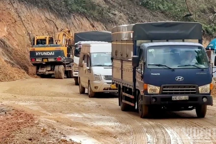 Các phương tiện lưu thông trở lại trên tuyến đèo Mimosa chiều 4/12.