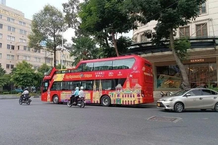 Xe buýt sử dụng ô-tô thoáng nóc chở khách du lịch tại trung tâm thành phố. (Ảnh: VÕ LÊ)