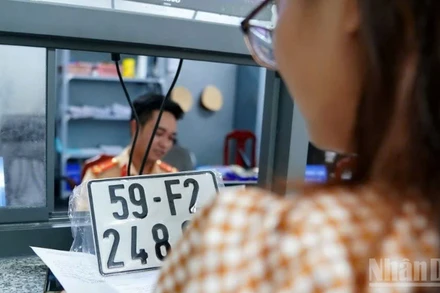 Thủ tướng Chính phủ phê duyệt giảm phí, lệ phí đăng ký xe 30%. (Ảnh minh họa: BÁO NHÂN DÂN)