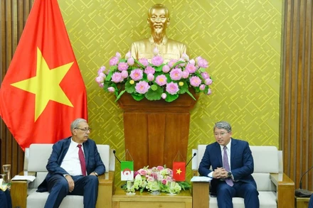 Bộ trưởng Tư pháp Nguyễn Hải Ninh tiếp ông Mohamed Regaz, Tổng Thư ký Bộ Tư pháp Algeria. (Ảnh: TH)