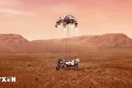 Tàu thám hiểm Perseverance của NASA hạ cánh xuống sao Hỏa. (Ảnh: THX/TTXVN)