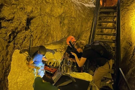 Các nhà nghiên cứu lắp đặt một máy dò muon trong một hang động bên dưới suối Gihon vào năm 2023. (Ảnh: Đại học Tel Aviv)