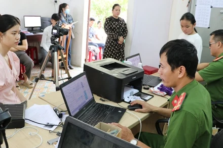 Lực lượng công an hỗ trợ người dân cấp căn cước công dân tại trụ sở. (Ảnh minh họa: ANH QUÂN)