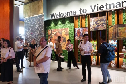 Gian hàng Việt Nam tại Trung tâm CAMEX thu hút rất đông khách đến tham quan, tìm hiểu sản phẩm.