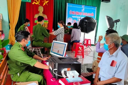 Cấp thẻ căn cước cho công dân. (Ảnh: ND)