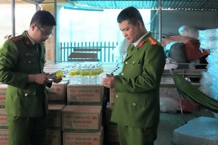 Lực lượng Công an thu giữ hàng trăm thùng các-tông chứa giấm giả do Lê Thị Lộc sản xuất.