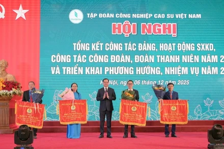 Trao cờ thi đua tặng các đơn vị đạt thành tích xuất sắc năm 2025.