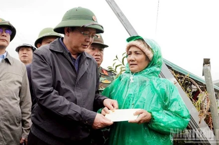 Phó Thủ tướng Hồ Quốc Dũng trao quà hỗ trợ người dân xã D'Ran, tỉnh Lâm Đồng, bị ảnh hưởng lũ lụt.