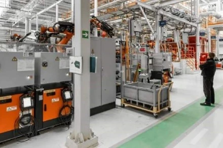 Vận hành máy móc trong doanh nghiệp gắn với ứng dụng công nghệ hiện đại, công nghệ xanh. (Ảnh: PV)