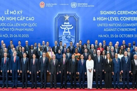 Chủ tịch nước Lương Cường, Tổng thư ký Liên hợp quốc và lãnh đạo, đại diện các nước tham dự Lễ mở ký Công ước của Liên hợp quốc về chống tội phạm mạng. (Ảnh: THỦY NGUYÊN)