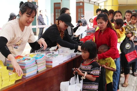 Các em học sinh nhỏ nhận đủ đồ dùng cho năm học mới tại “Siêu thị miền núi”.