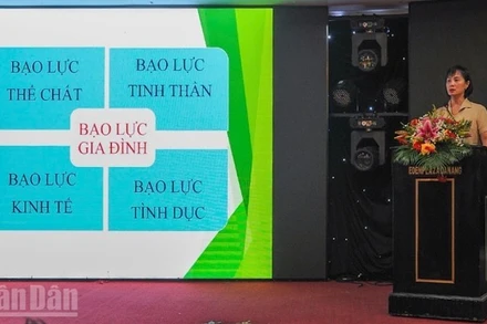 Giảng viên trao đổi về các vấn đề bạo lực gia đình tại Hội nghị tập huấn cho người dân về bình đẳng giới và phòng, chống bạo lực gia đình, tiếp cận trợ giúp pháp lý. (Ảnh: CÔNG VINH)