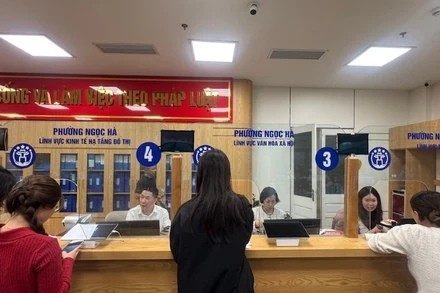 Khi dữ liệu được thay thế, việc yêu cầu người dân, doanh nghiệp xuất trình giấy tờ sẽ không còn cần thiết, góp phần tiết kiệm thời gian, chi phí và gánh nặng thực hiện chứng thực bản sao của Ủy ban nhân dân cấp xã. (Ảnh minh họa: TH)