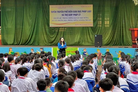 Trung tâm Trợ giúp pháp lý Nhà nước tỉnh Thái Nguyên tổ chức truyền thông về trợ giúp pháp lý và phòng, chống xâm hại trẻ em. (Ảnh: MINH ANH)