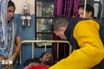 Bệnh nhân nhập viện do sử dụng nguồn nước ô nhiễm tại bang Madhya Pradesh, Ấn Độ ngày 31/12/2025. (Ảnh: ANI/TTXVN)