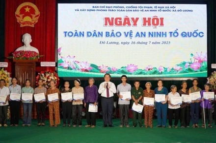 Đồng chí Nguyễn Trọng Nghĩa trao quà tặng các hộ gia đình có hoàn cảnh khó khăn trên địa bàn xã Đô Lương.
