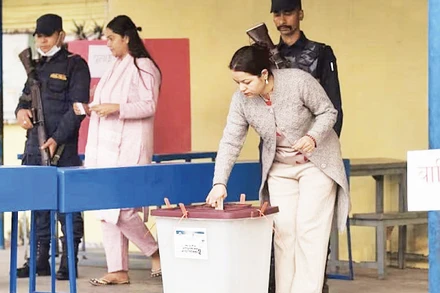 Cử tri bỏ phiếu tại điểm bầu cử ở thủ đô Kathmandu.