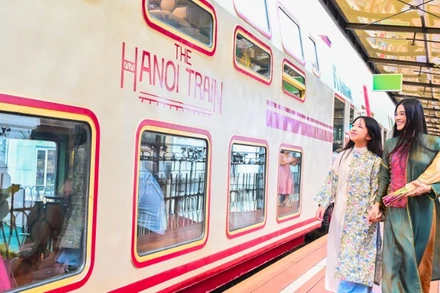 Du khách trải nghiệm đoàn tàu năm cửa ô, một sản phẩm du lịch mới của Hà Nội. (Ảnh: BẢO LONG)