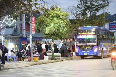 Ngay điểm giao giữa Quốc lộ 6 với Quốc lộ 279 hình thành điểm dừng, đỗ đón trả khách tự phát đã và đang tiềm ẩn nguy cơ mất an toàn giao thông cho người và phương tiện.