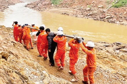 Công tác vận chuyển máy móc, thiết bị rất vất vả do địa hình phức tạp. 