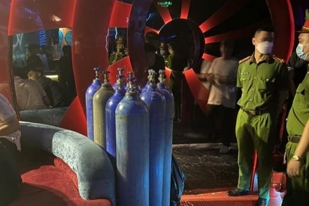 Công an Hà Nội kiểm tra, xử lý cơ sở kinh doanh trái phép “bóng cười”.