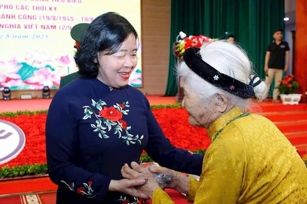 Bí thư Thành ủy Hà Nội với đại biểu Bà mẹ Việt Nam Anh hùng.