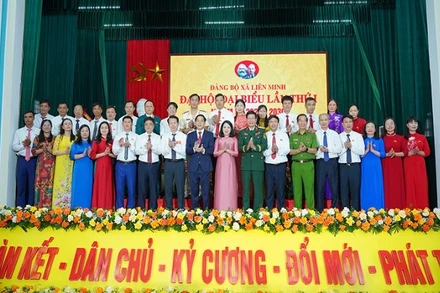 Đồng chí Nguyễn Anh Chức, Ủy viên Ban Thường vụ Tỉnh ủy, Phó Chủ tịch Ủy ban nhân dân tỉnh Ninh Bình chúc mừng Ban Chấp hành Đảng bộ xã Liên Minh nhiệm kỳ 2025-2030.
