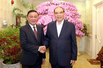 Thường trực Ban Bí thư Trần Cẩm Tú chúc mừng năm mới nguyên Tổng Bí thư Nông Đức Mạnh. (Ảnh: DUY LINH)