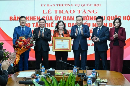 Chủ tịch Quốc hội Trần Thanh Mẫn trao bằng khen của Ủy ban Thường vụ Quốc hội cho Báo Đại biểu Nhân dân. (Ảnh: DUY LINH)