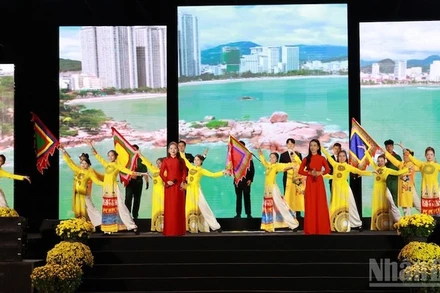 Tiết mục hát múa phụ họa "Thịnh vượng Việt Nam" trong Chương trình nghệ thuật chào năm mới tại khu vực Lâm Đồng đại ngàn.