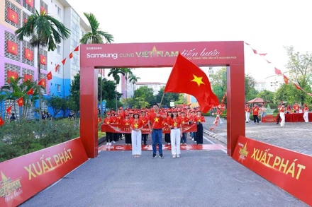 Nhân viên của Samsung Việt Nam tự hào trong áo đỏ sao vàng “Cùng Việt Nam tiến bước”.