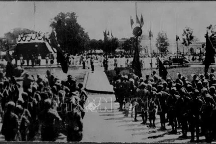 Đông đảo người dân tập trung tại Quảng trường Ba Đình nghe Chủ tịch Hồ Chí Minh đọc bản Tuyên ngôn độc lập sáng 2/9/1945. (Ảnh tư liệu: TTXVN)