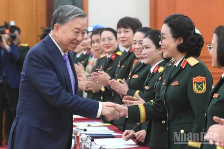 Tổng Bí thư Tô Lâm với các đại biểu tham dự cuộc gặp mặt. (Ảnh: ĐĂNG KHOA)