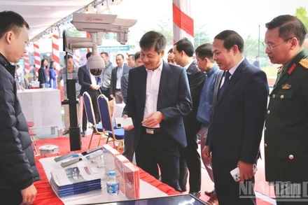 Các đại biểu tham quan mô hình chuyển đổi số. (Ảnh: THANH SƠN)