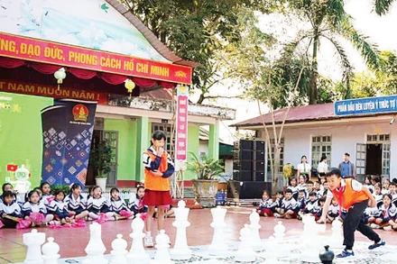 Học sinh Trường tiểu học Na Sang (xã Na Sang, tỉnh Điện Biên) hào hứng trải nghiệm trò chơi cờ vua vận động ngay tại sân trường. (Ảnh do Hội đồng Đội Trung ương cung cấp)