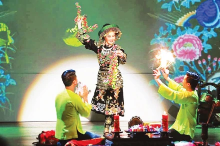 Vở diễn Tứ Phủ tái hiện nghi thức Lên Đồng một cách chân thực, đẹp đẽ, trong sáng trong nghệ thuật tâm linh của người Việt. (Ảnh: Viettheatre)