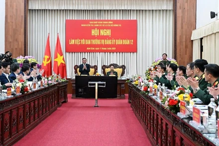 Thường trực Ban Bí thư Trần Cẩm Tú chủ trì làm việc với Ban Thường vụ Đảng ủy Quân đoàn 12.