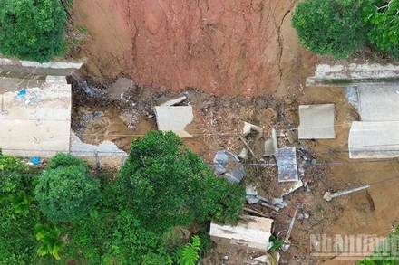 Do bị sạt lở nghiêm trọng tại Km 8+200 nên đến chiều 14/11, tuyến ĐH83 vẫn chưa khắc phục xong, gây chia cắt giao thông vào xã Sơn Tây Hạ. 