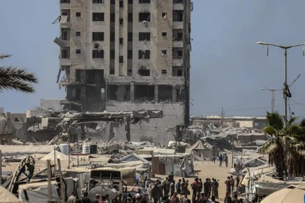 Đống đổ nát của một tòa nhà sau cuộc không kích của Israel tại Gaza, ngày 5/9/2025. (Ảnh: XINHUA)