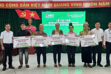ABIC Chi nhánh Sơn La tổ chức chi trả quyền lợi bảo hiểm Bảo an tín dụng cho 5 gia đình khách hàng không may gặp rủi ro về sức khỏe và tính mạng.