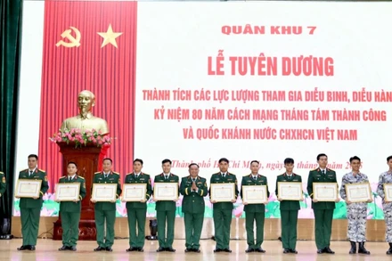 Thủ trưởng Quân khu 7 trao bằng khen cho các cá nhân, đơn vị.