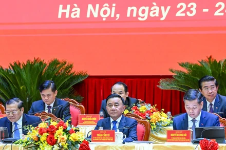 Đồng chí Trần Cẩm Tú, Ủy viên Bộ Chính trị, Thường trực Ban Bí thư, Bí thư Đảng ủy các cơ quan Đảng Trung ương, và các đồng chí trong Đoàn Chủ tịch điều hành Đại hội.