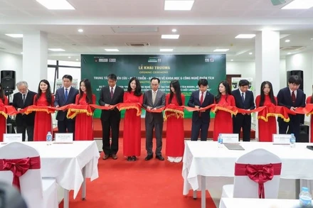 Đại sứ đặc mệnh toàn quyền Nhật Bản tại Việt Nam Ito Naoki, Giám đốc Đại học Quốc gia Hà Nội Hoàng Minh Sơn cùng các đại biểu phía Nhật Bản và Việt Nam cắt băng khai trương Trung tâm Nghiên cứu-Phát triển-Đào tạo về Khoa học và Công nghệ Phân tích tại Hòa Lạc.