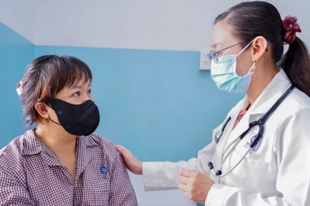 Bác sĩ Bệnh viện Nhân Dân Gia Định thăm khám cho chị H. (Ảnh: Bệnh viện cung cấp).