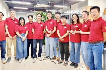 Phó Giáo sư, Tiến sĩ Lê Minh Thùy (đứng thứ ba từ trái sang) cùng sinh viên và học viên cao học Lab cảm biến.