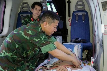 Bệnh nhân được đưa về đất liền an toàn và đang được tiếp tục điều trị tại Bệnh viện Quân y 175.