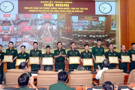 Thượng tướng Võ Minh Lương trao Bằng khen tặng các tập thể, cá nhân có thành tích xuất sắc trong việc triển khai, tổ chức thực hiện công tác phòng, chống tham nhũng, lãng phí, tiêu cực nhiệm kỳ Đại hội XIII của Đảng trong Đảng bộ Quân đội. (Ảnh: https://www.mod.gov.vn/)