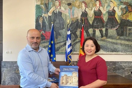 Đại sứ Phạm Thị Thu Hương gặp Phó Thị trưởng đảo Rhodes Chalkias Konstantinos. (Ảnh: Đại sứ quán Việt Nam tại Hy Lạp)