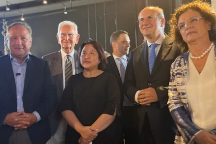 Đại sứ Việt Nam tại Hy Lạp Phạm Thị Thu Hương gặp Phó Tổng thống Hy Lạp và Chủ tịch Liên đoàn Công nghiệp Hy Lạp. (Ảnh: Đại sứ quán Việt Nam tại Hy Lạp)